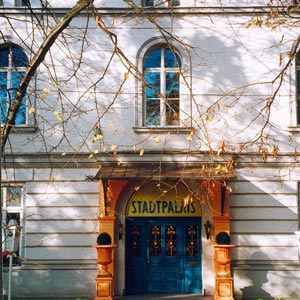 Entrance on the Palais